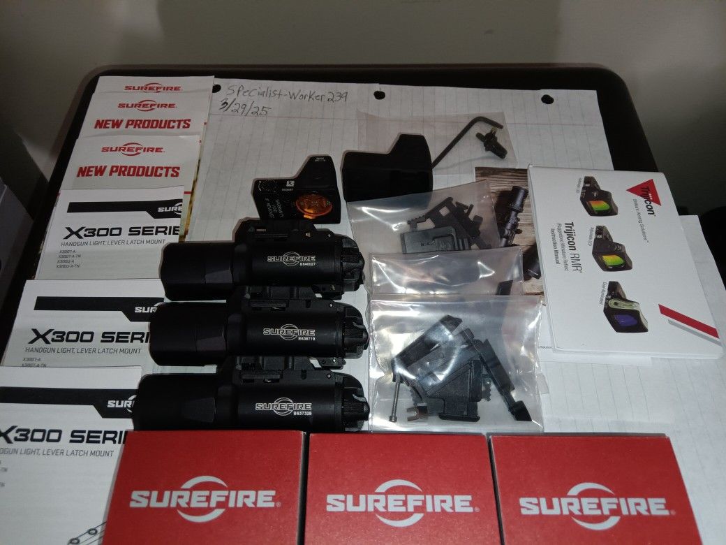 2x Brand New Surefire X300u-A 1000 Lumen Flashlights