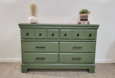 6- Drawer Vintage Dresser