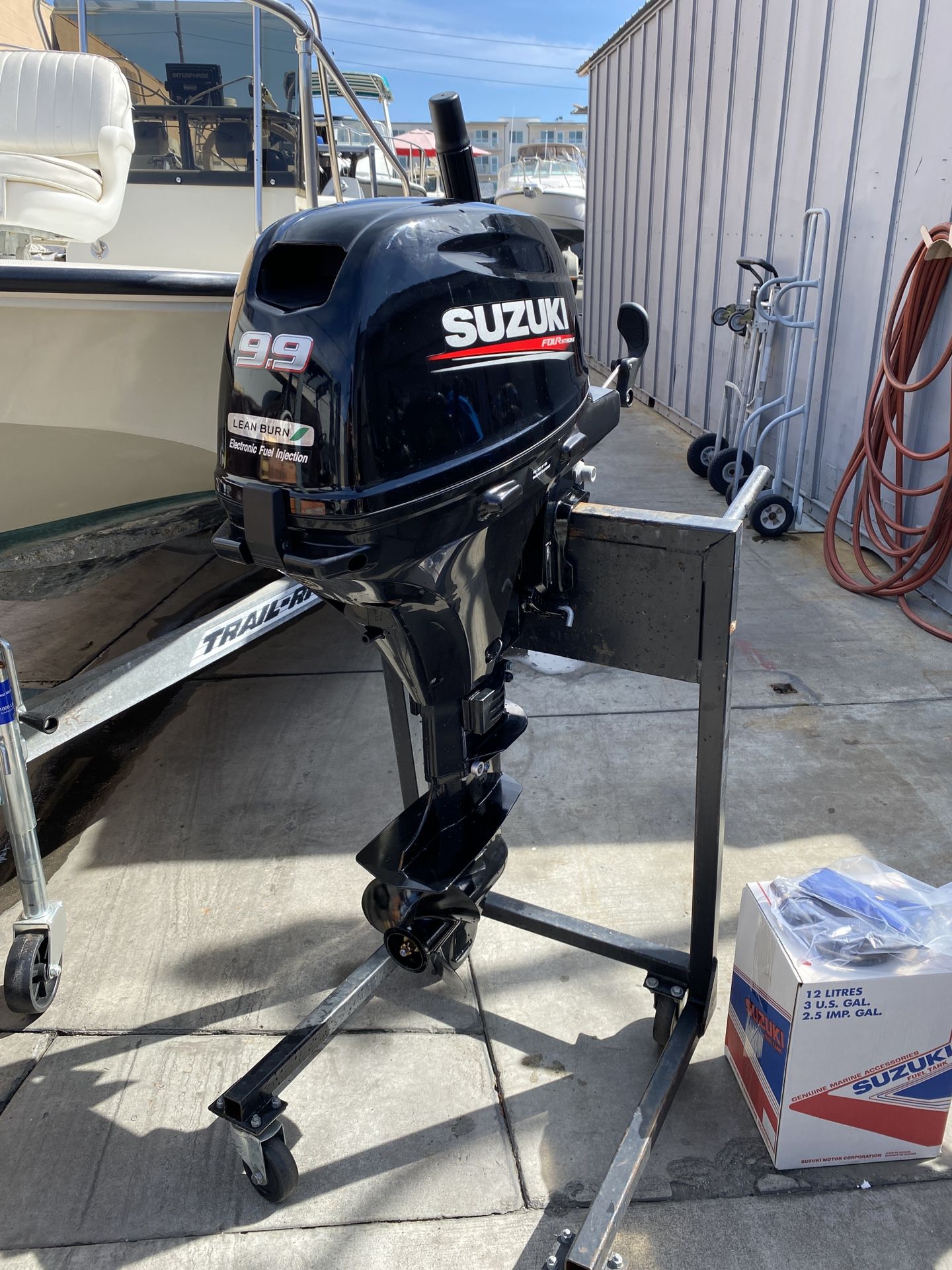 Photo Suzuki 9.9 HP Outboard boat Not Included