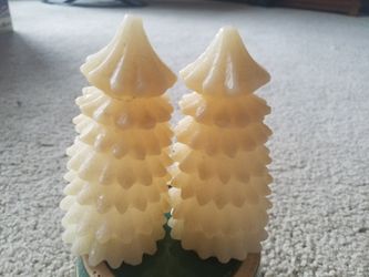 2 small trees(needs batteries)