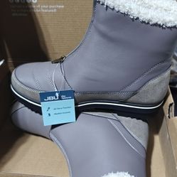 Women's Size 7 New Snow Boots