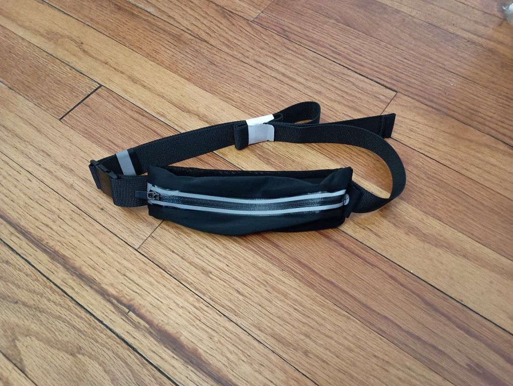 NWT Black Adjustable Athletic Exercise Clip Belt Bag