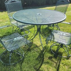 Round Metal Table With 4 Spinners Rocking Chairs 