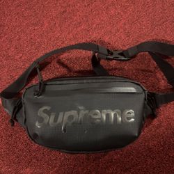 Supreme fanny pack 