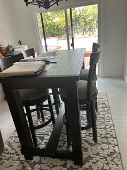 Dinning room 4 people table and chairs