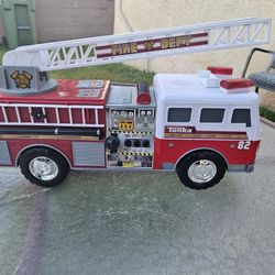 2011 Tonka 13" Plastic Fire Engine Truck with Ladder Hasbro