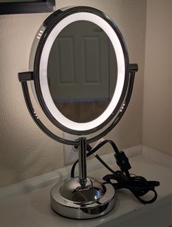 Lighted makeup mirror