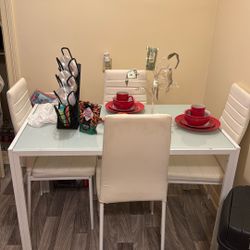 Like New 4 Chair Dinning / Kitchen Table 