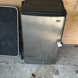 Otro Refrigerador, Pequeño En Muy Buenas Condiciones, Todo Le Trabaja Tengo Dos