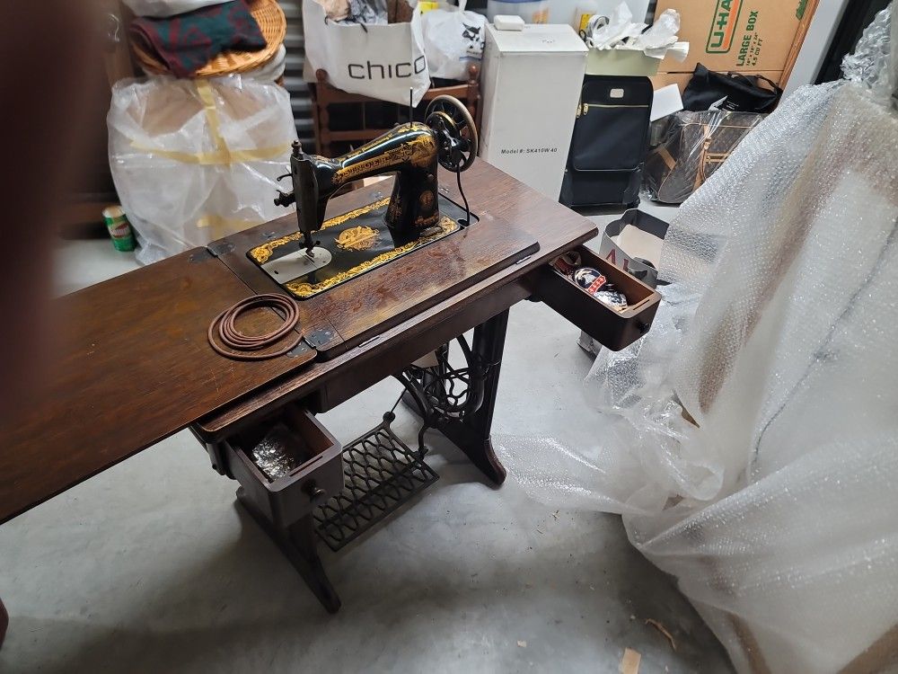 1900's Singer Treadle Sewing Machine w extra belt