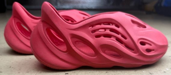 Adidas Yeezy Foam Runner Coral Red size 7 US