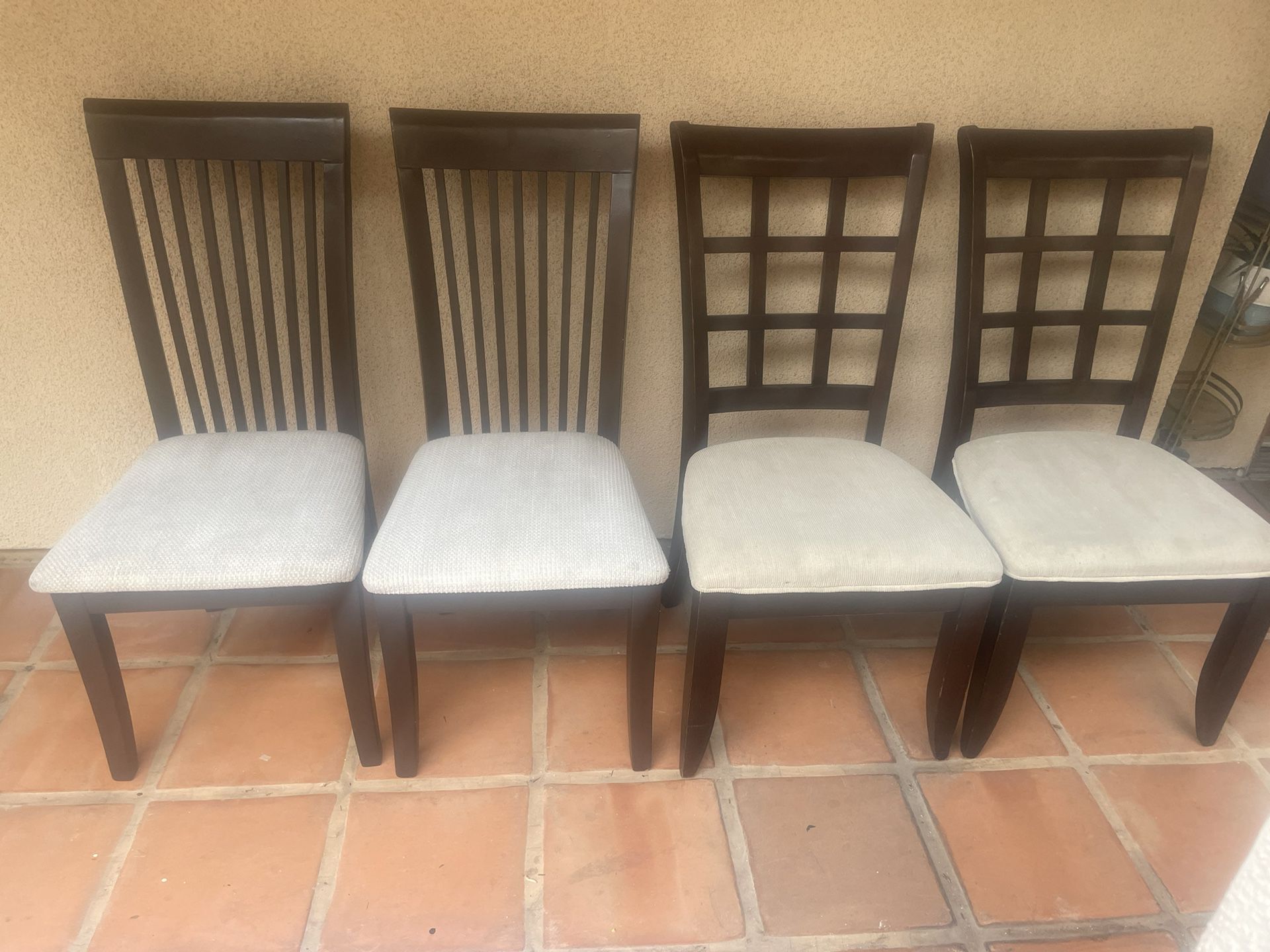 4 Chairs For $ 40 Dolares 