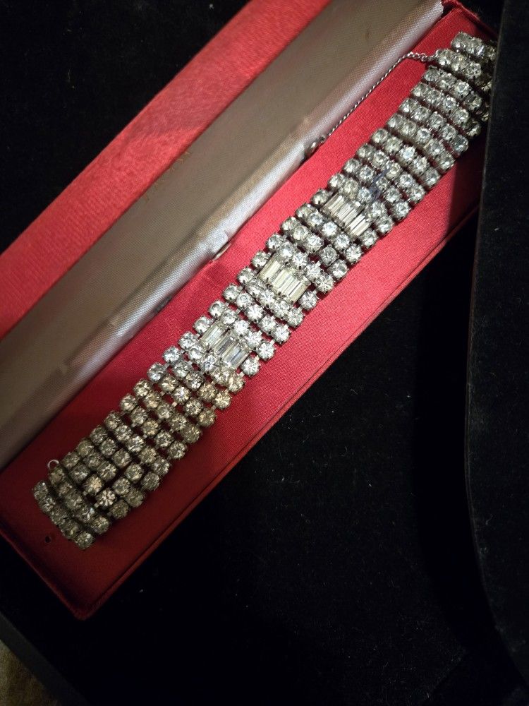 Beautiful Vintage Bracelet Perfect Condition NO Flaws SEE ALL Pics COMES WITH Box