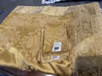 New Damask Golden Tablecloth & 16 Napkins 