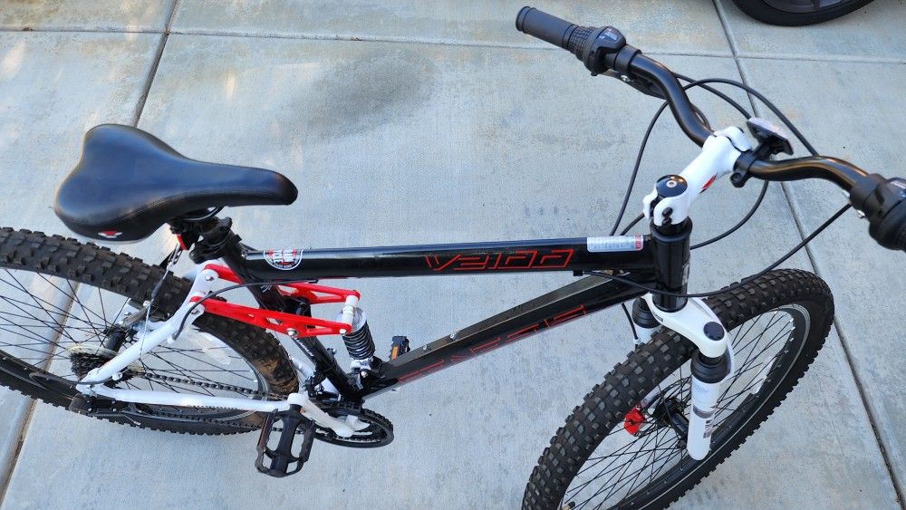 Mountain Bike V2100 GENESIS