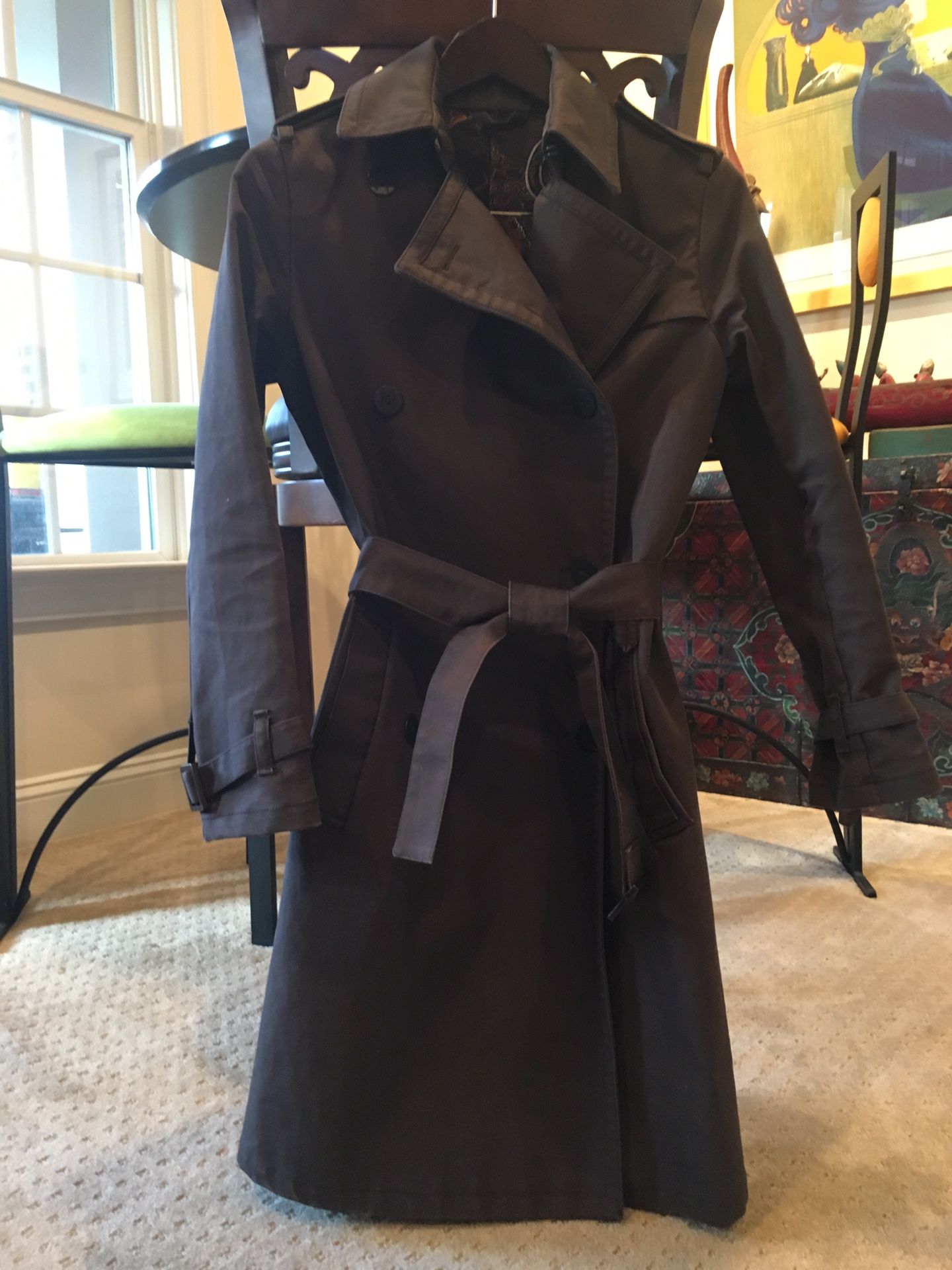 Burberry woman’s trench coat size 6 (rare)