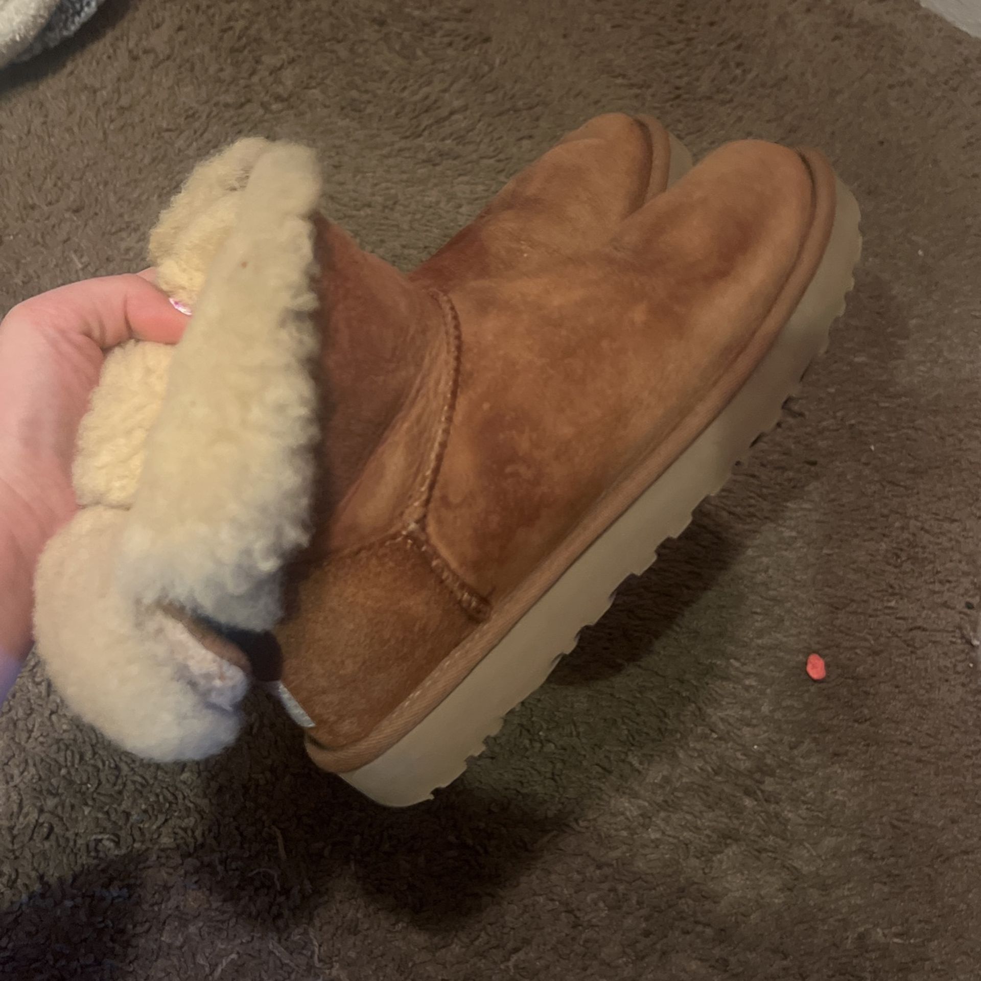 UGGS SIZE 7