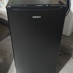 Galanz Mini Fridge Black 