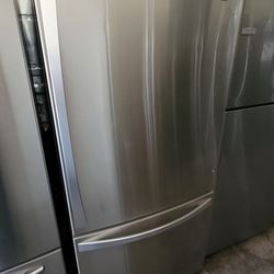 Kenmore Apartment Size Stainless Steel 33" Wide Bottom Freezer Refrigerator With Ice 🧊 Maker 