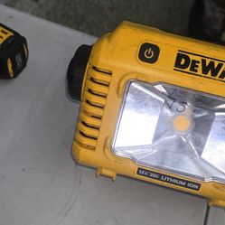 DEWALT FLOOD LIGHT 20V 75$ SUPER BRIGHT