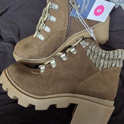 Size 5  Women Boots