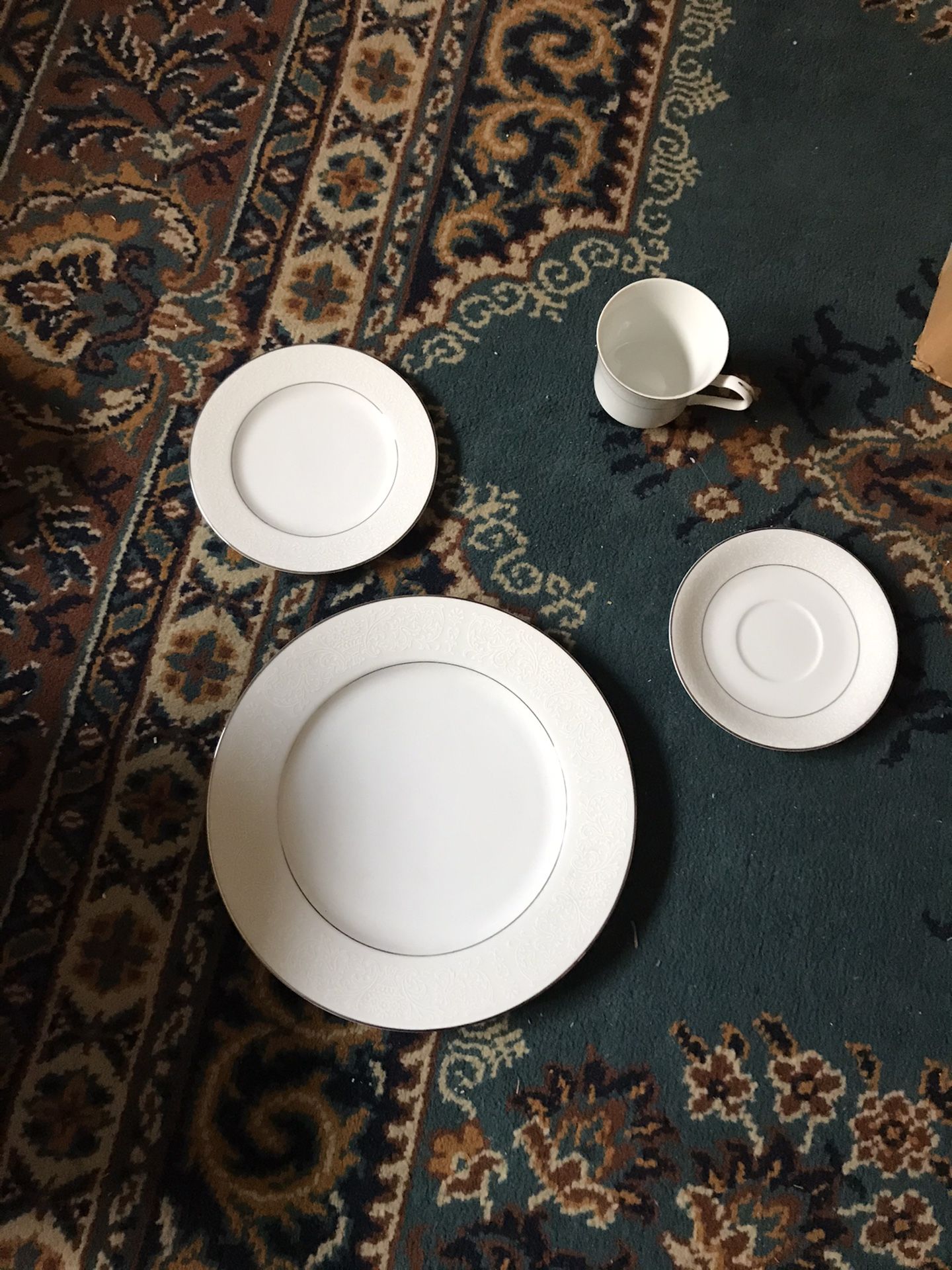 Wakefield #364 Fine China 12 place Setting $120 New