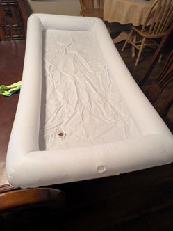 Inflatable serving bar