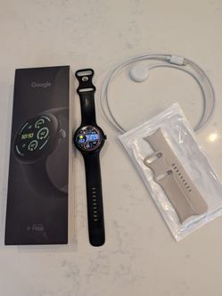 Google Pixel Watch 3 45mm WiFi comes with extra white band