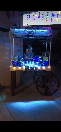 Wooden cart for sweets or cakes for decoration, just as seen in the photo, it is very pretty.