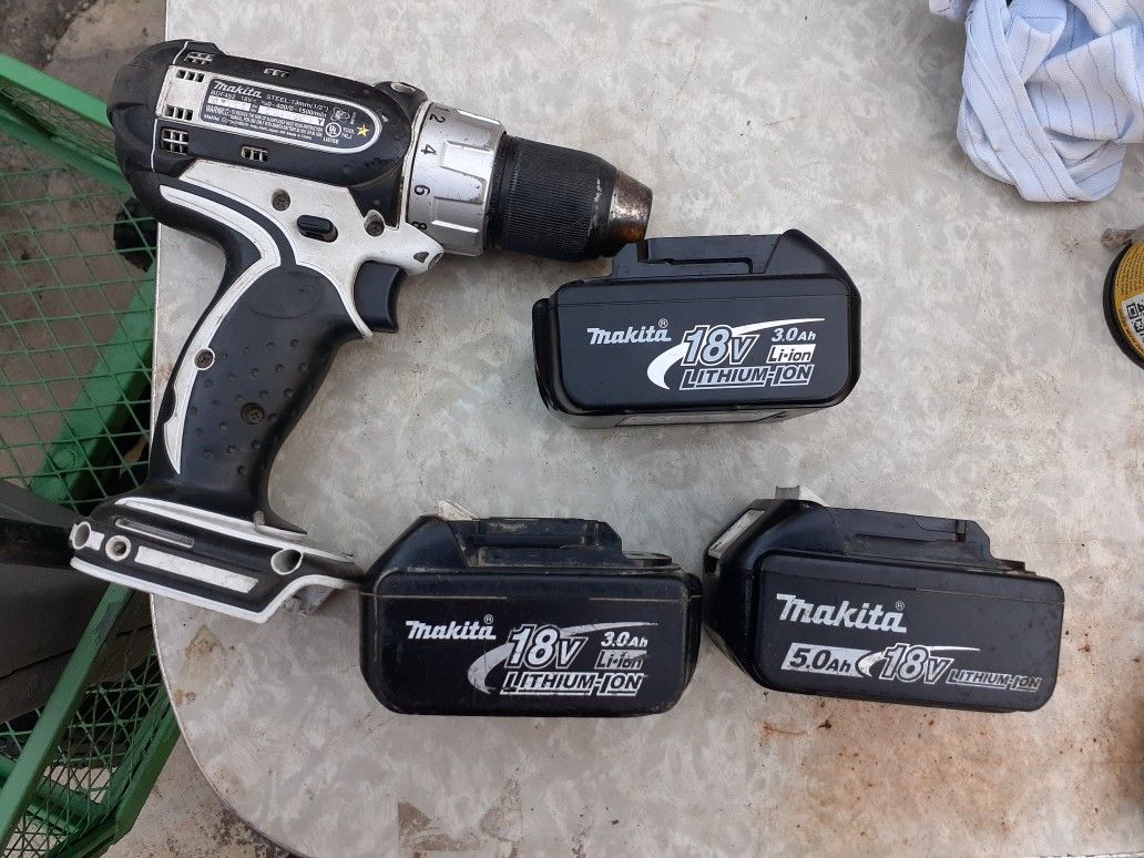 Makita drill with three Good batteries in excellent condition used