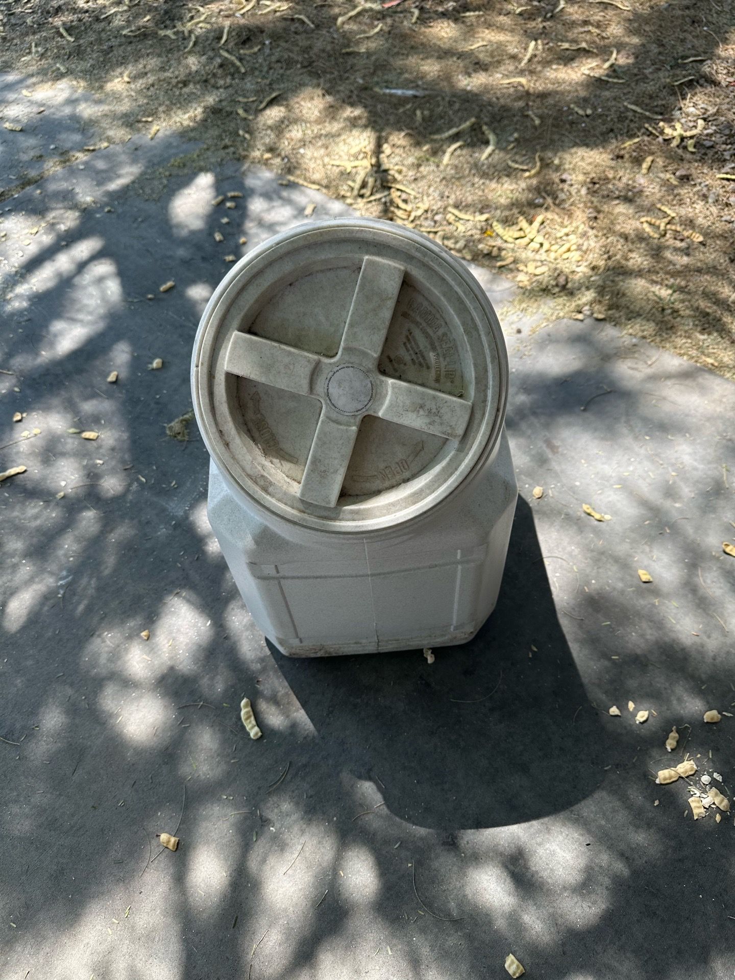 Dog food container