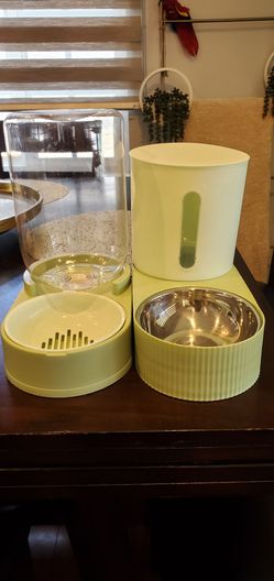 Pet Feeder and Water Dispenser Set 
 For small pets.