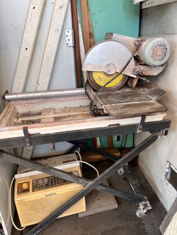 Wet tile saw with stand