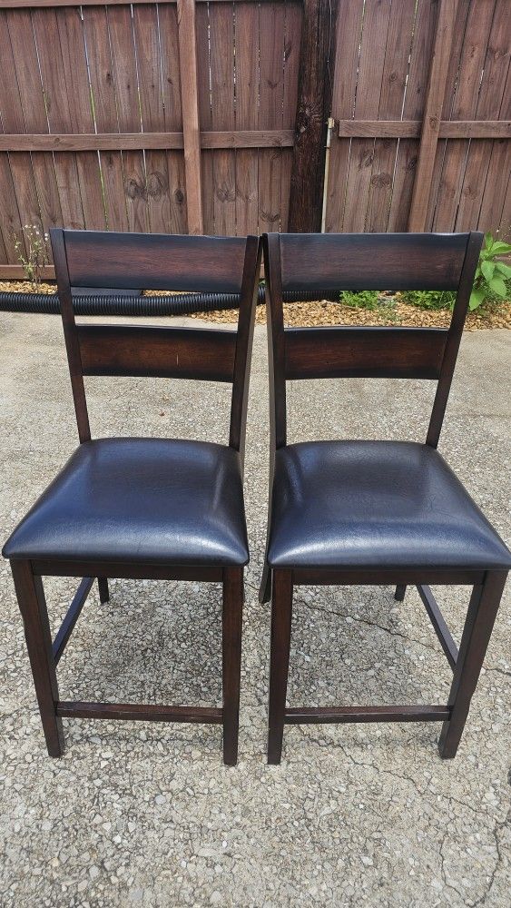 2 Chairs .