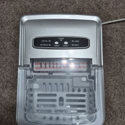 Insignia Portable Ice Maker