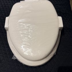 Brand New Glacier Bay Round Toilet Seat – White (Still Sealed)