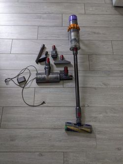 DYSON v15 CORDLESS VACUUM CLEANER WITH ACCESORIES