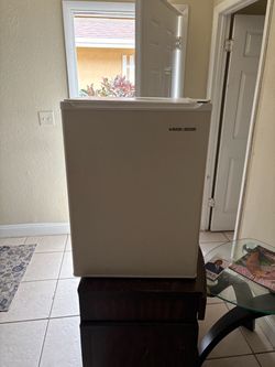 Black & Decker White Mini Fridge
