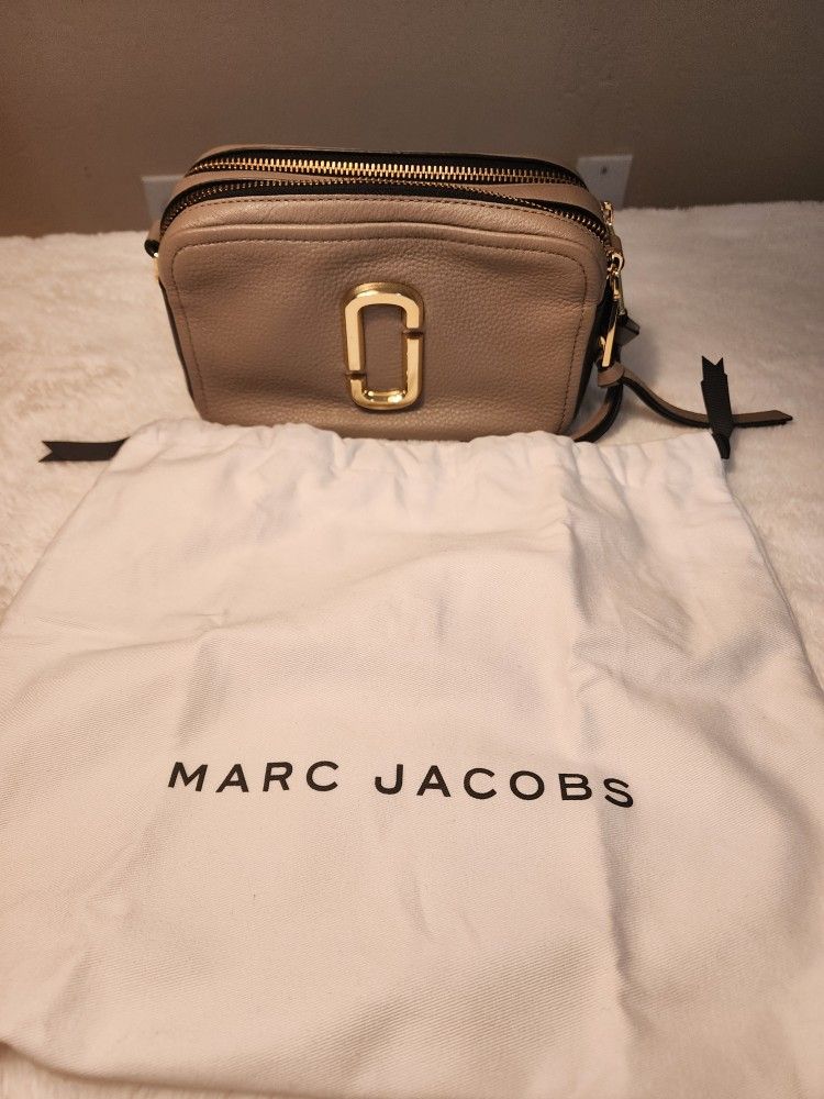 The Marc Jacob snapshot crossbody bag  with  strap