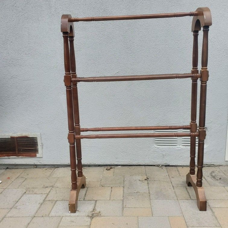 Country Wood Quilt Rack, Floor Quilt Display, Blanket Quilt Stand