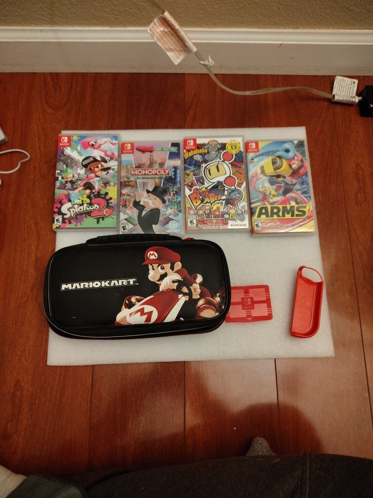 Four Switch Games And Case Bundel