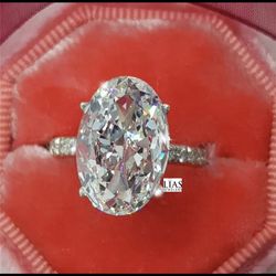 New 18k White Gold Engagements Ring 