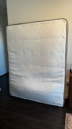Queen sz Novilla memory foam hybrid mattress