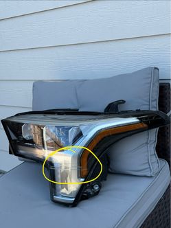 2004 Toyota tundra driver headlight auto leveling used has a scratch on it