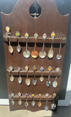 vintage wooden wall rack with 21 metal vintage spoons