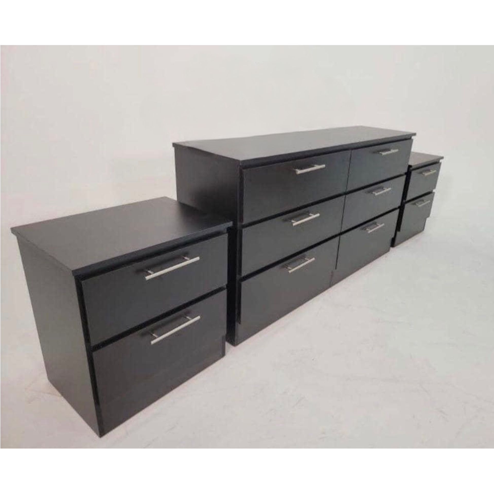 Dresser And 2 Nightstands // Cómoda Y 2 Mesitas De Noche