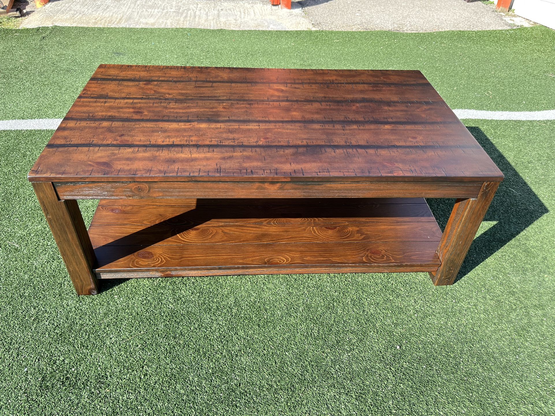 Living Room Center / coffee table