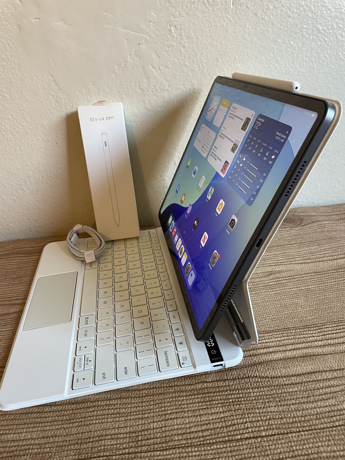 iPad Pro 12.9” (M1 chip / 2021) 5th Generation 1TB with keyboard
