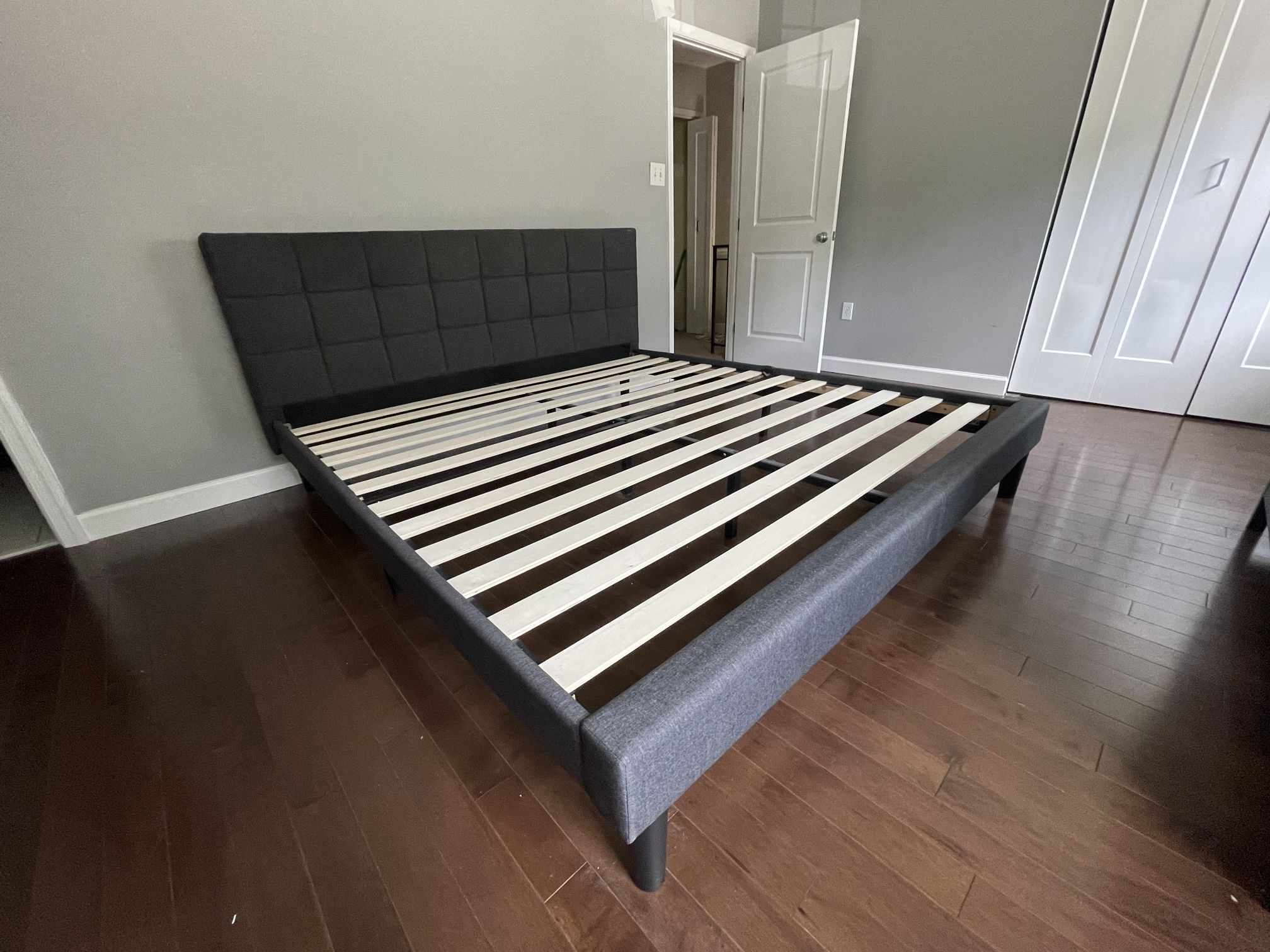 Zinus Lottie Platform Bed Frame - King Size