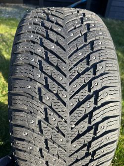 4 Lightly Used Hakkapeliitta EV Studded Winter Tires Tesla Y 255/45R19